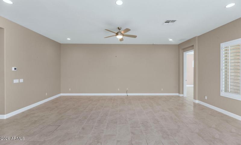 6919 E Russell St-large-009-021-6919 E R