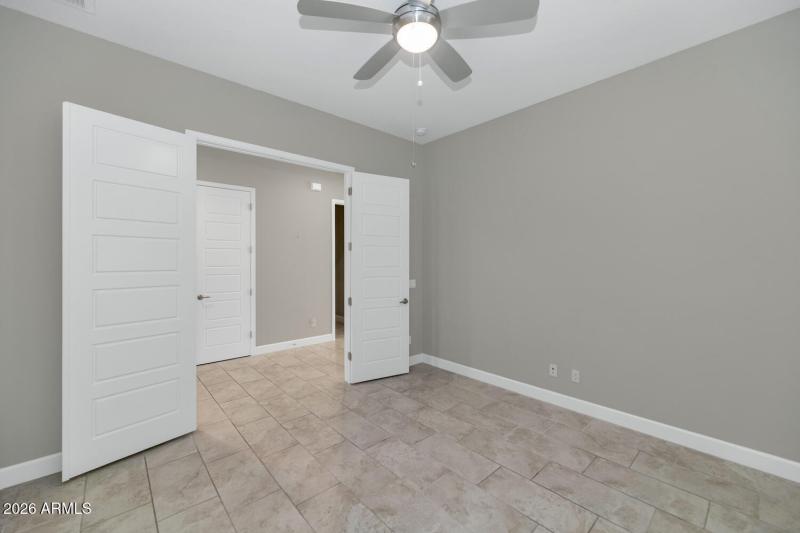 6919 E Russell St-large-020-007-6919 E R