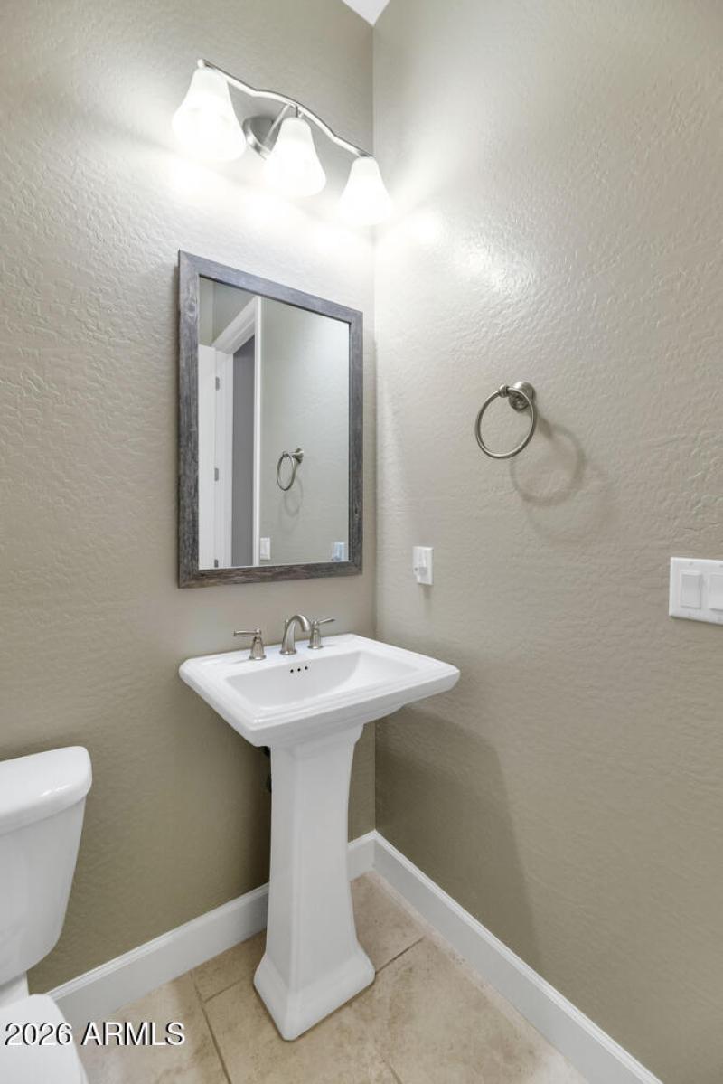 6919 E Russell St-large-024-013-6919 E R