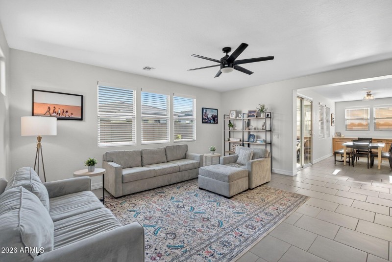 009_15-web-or-mls-31-e_saturn_ave_683