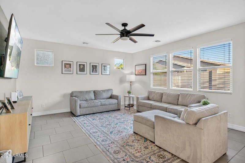 011_17-web-or-mls-46-e_saturn_ave_198