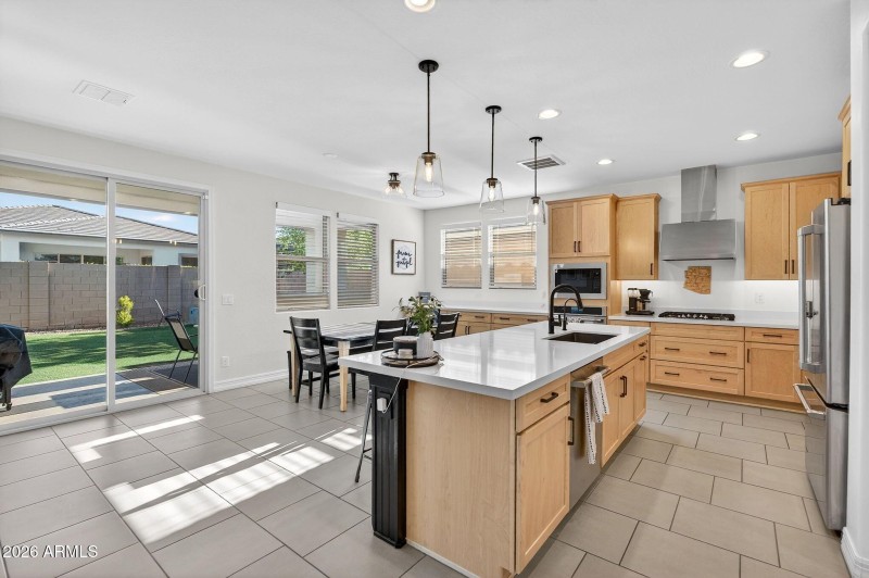 015_21-web-or-mls-35-e_saturn_ave_811