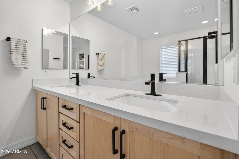 029_35-web-or-mls-05-e_saturn_ave_639