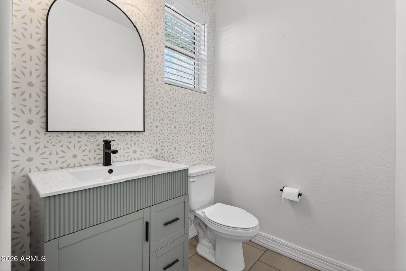 043_51-web-or-mls-22-e_saturn_ave_384