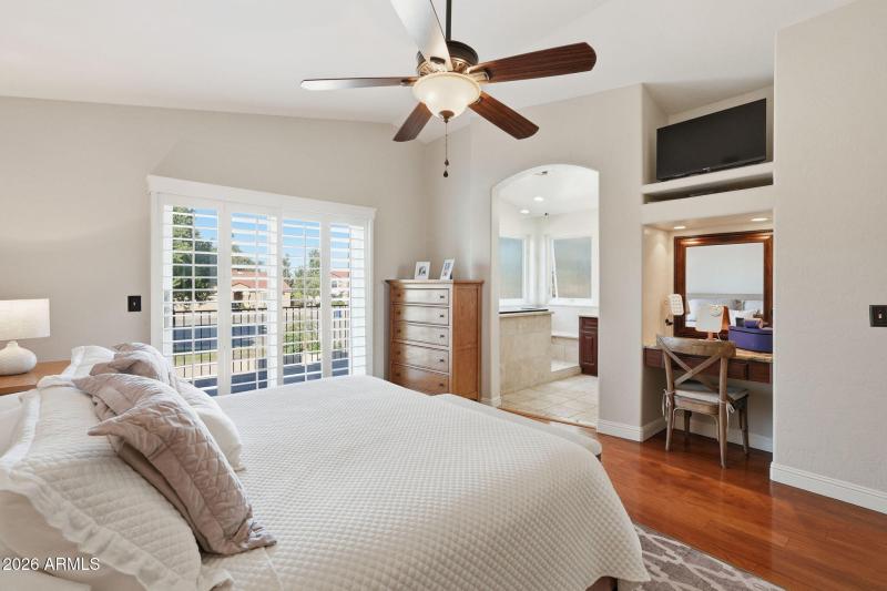 Primary Suite (Upstairs)