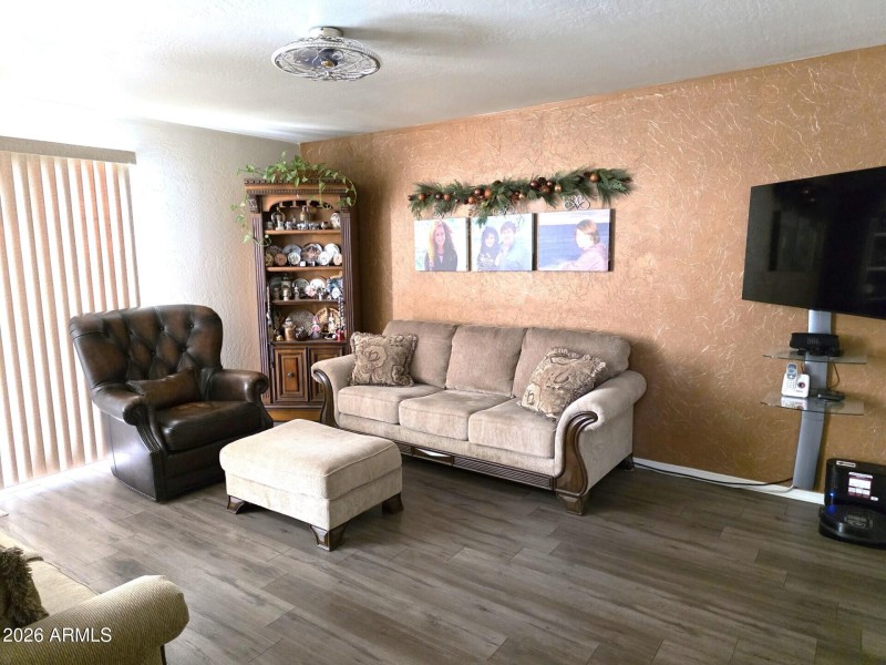 thumbnail_FamilyRoom-1