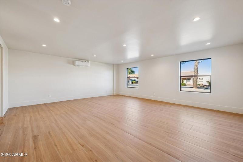 Flex space with walk in closet