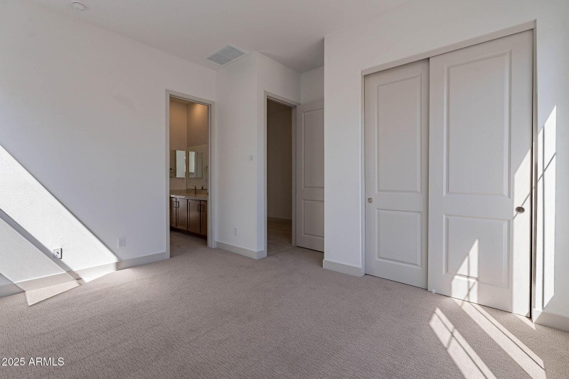 35-web-or-mls-Meadowbrook-35