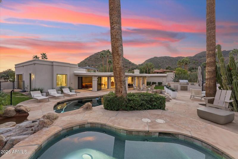 Raised Spa Area w/Mtn Views