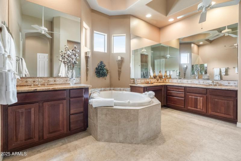 4110 W Oraibi Dr-12 opposite bathroom