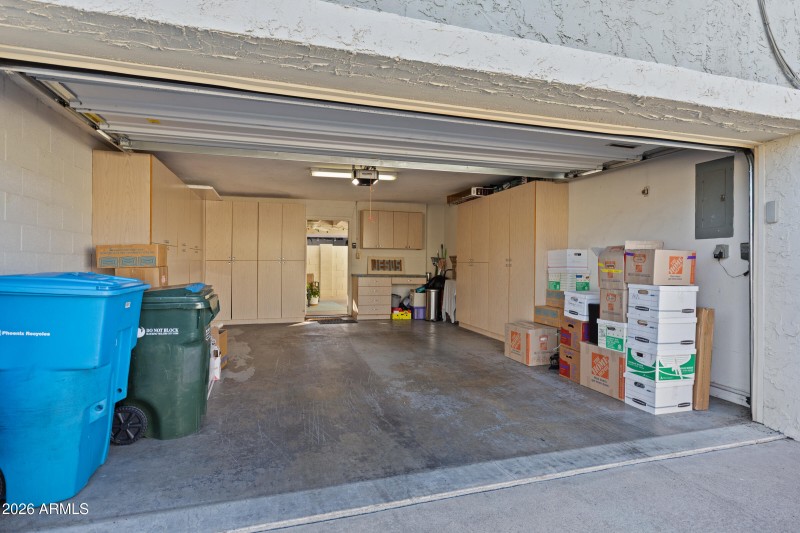 Garage w/ LOTS of Built-In Cabinets!