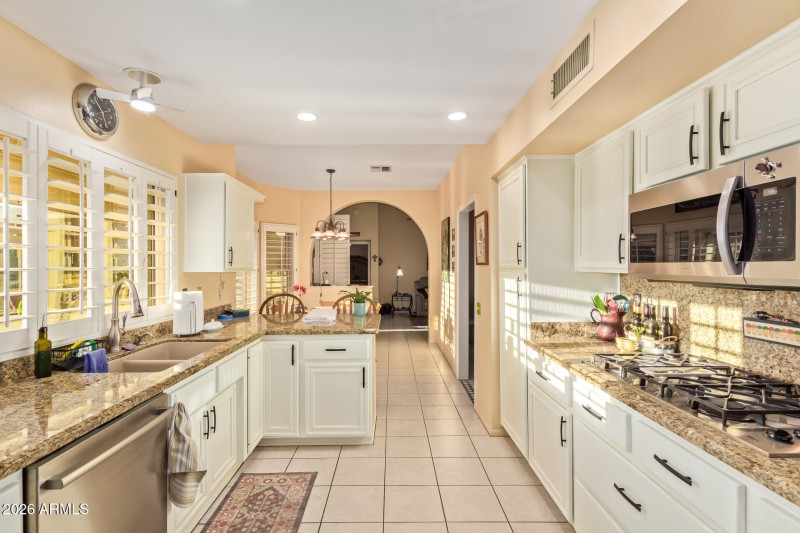 Updated Kitchen w/Gas Cooktop