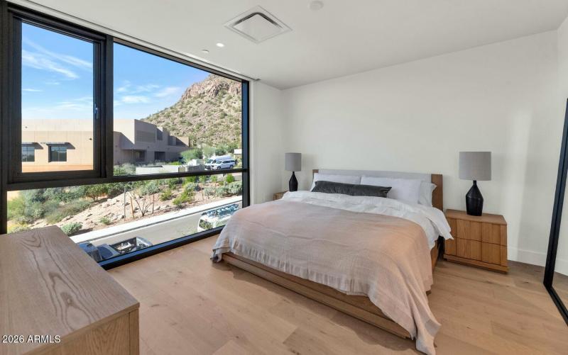 4849 N Camelback Rdg Dr-large-023-041-48