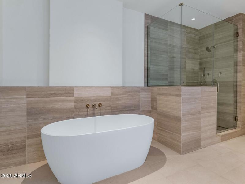 4849 N Camelback Rdg Dr-large-026-017-48