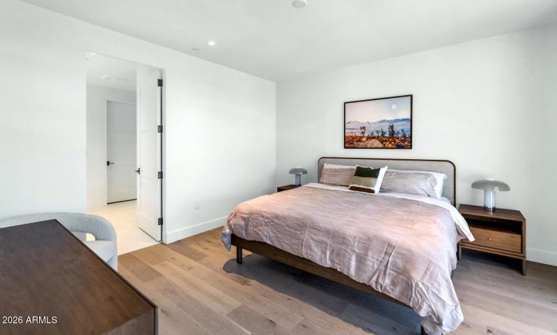 4849 N Camelback Rdg Dr-large-027-021-48