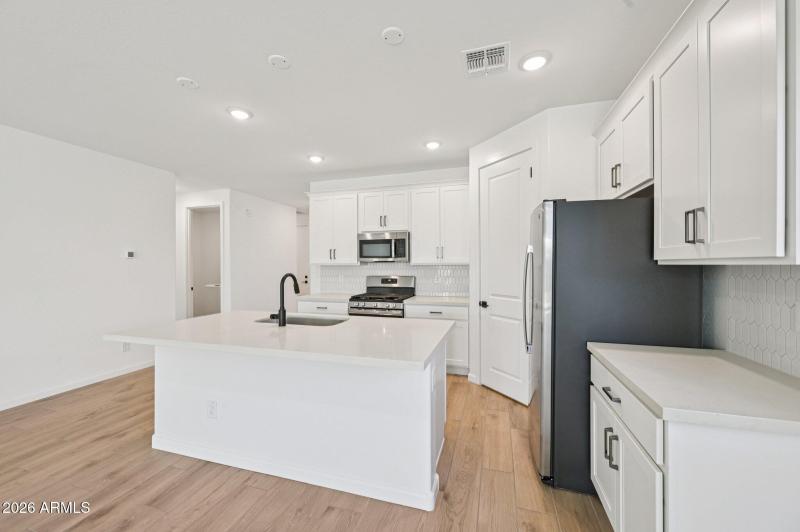 18-web-or-mls-W Buist Ave-S1001-018