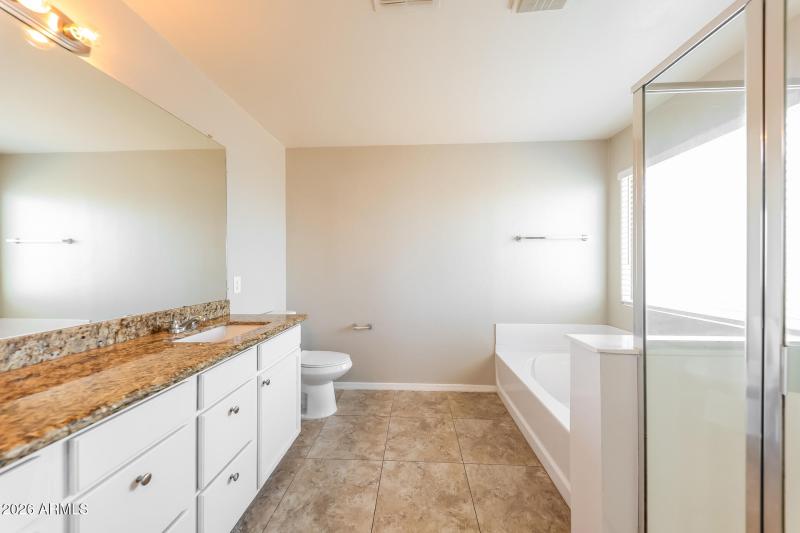 013-photo-main-bathroom-14939137