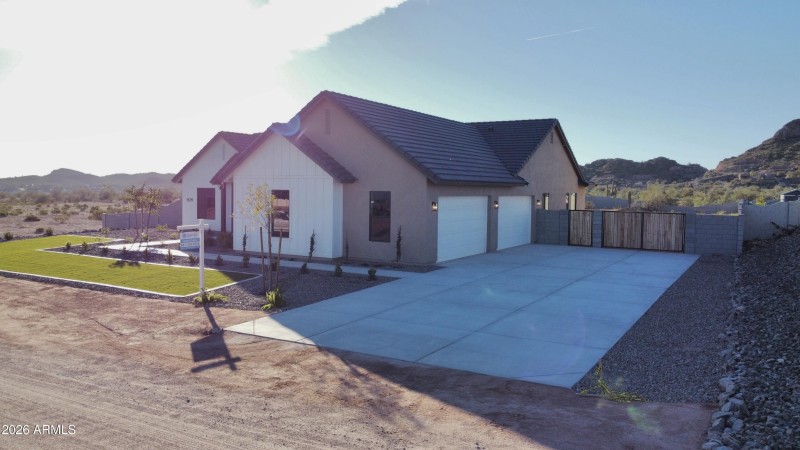 Exterior Garage & Driveway