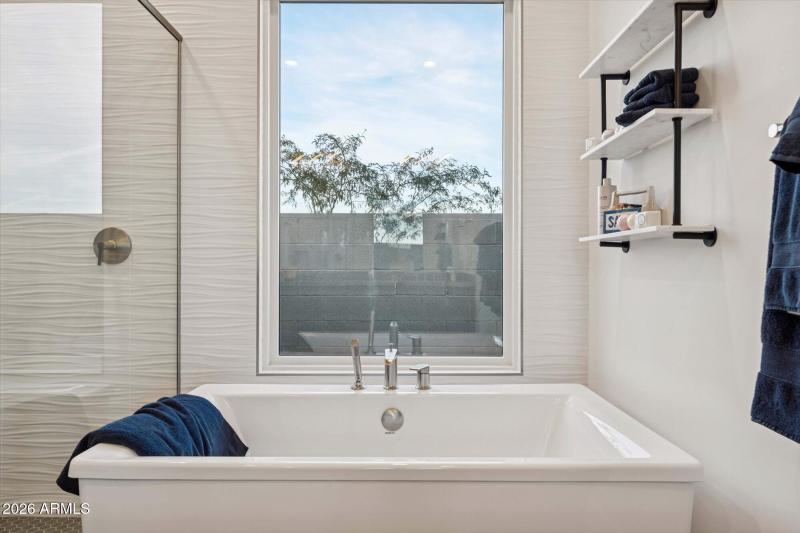 PRIMARY SUITE TUB