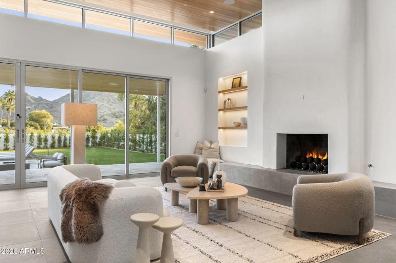 8-web-or-mls-7201-n-47th-st