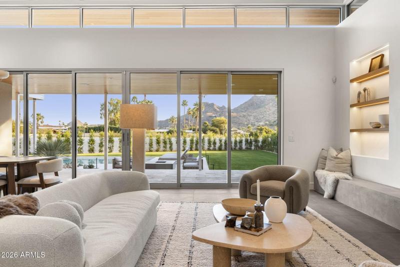 9-web-or-mls-7201-n-47th-st