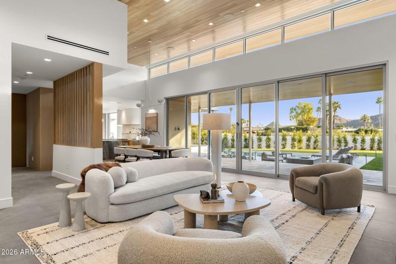 10-web-or-mls-7201-n-47th-st