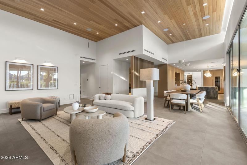 11-web-or-mls-7201-n-47th-st