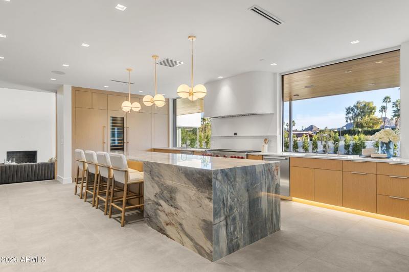 17-web-or-mls-7201-n-47th-st