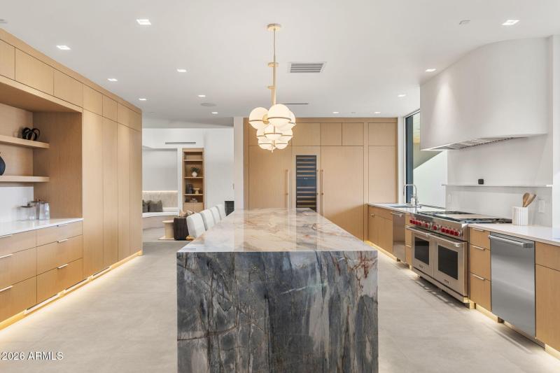 18-web-or-mls-7201-n-47th-st