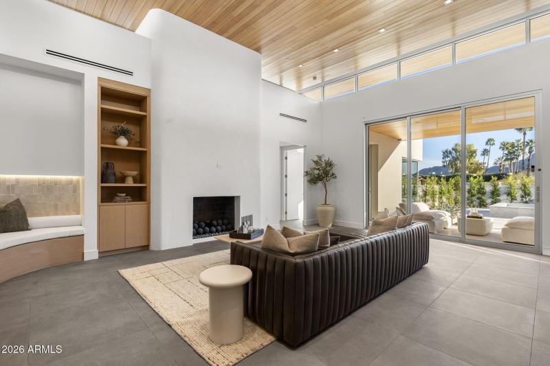 23-web-or-mls-7201-n-47th-st