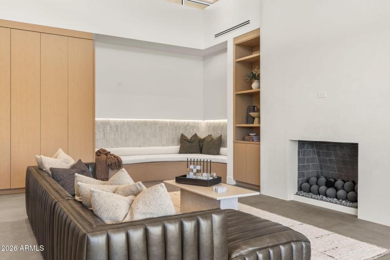 24-web-or-mls-7201-n-47th-st