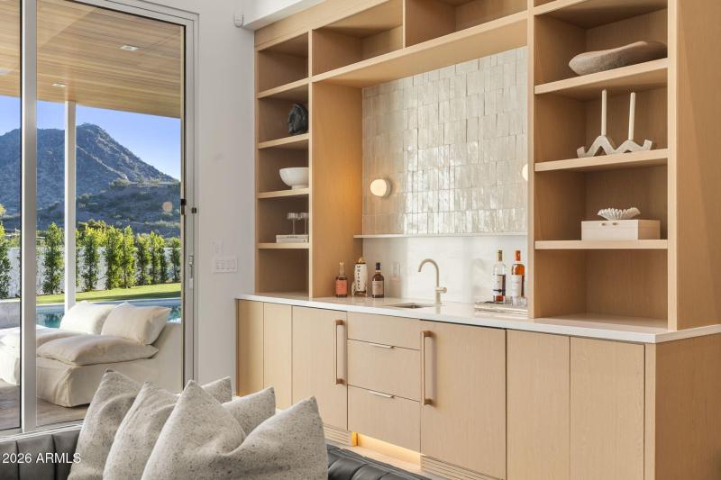 25-web-or-mls-7201-n-47th-st