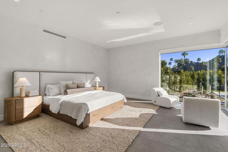 26-web-or-mls-7201-n-47th-st