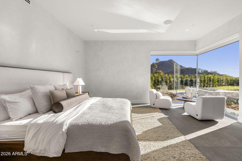 27-web-or-mls-7201-n-47th-st