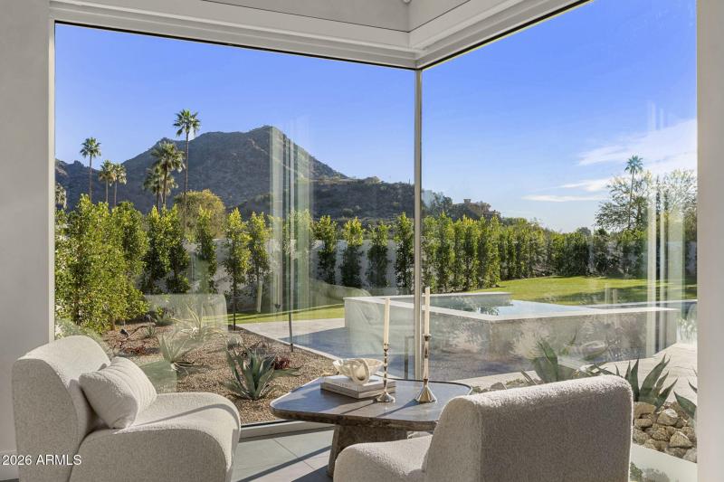 28-web-or-mls-7201-n-47th-st