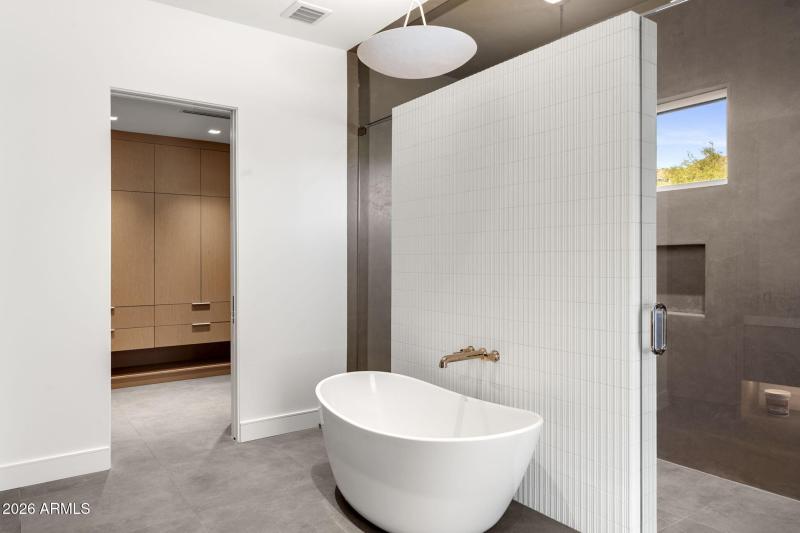 29-web-or-mls-7201-n-47th-st