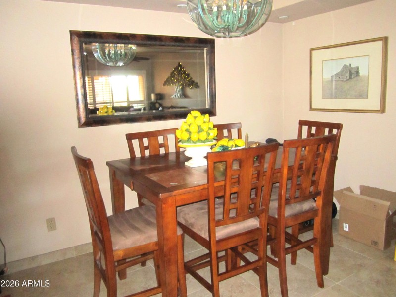 10 423 DINING AREA