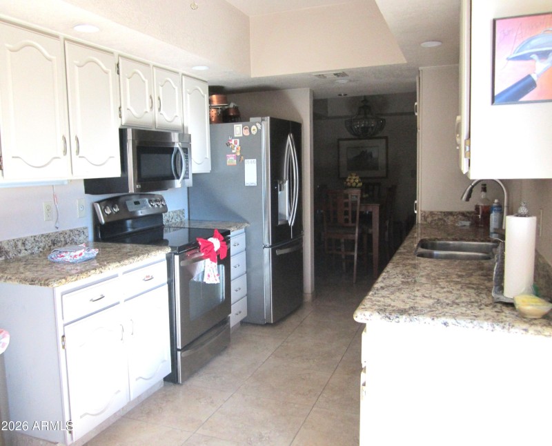 10 423 VIEW FROM IKITCHEN TO DINING ROOM