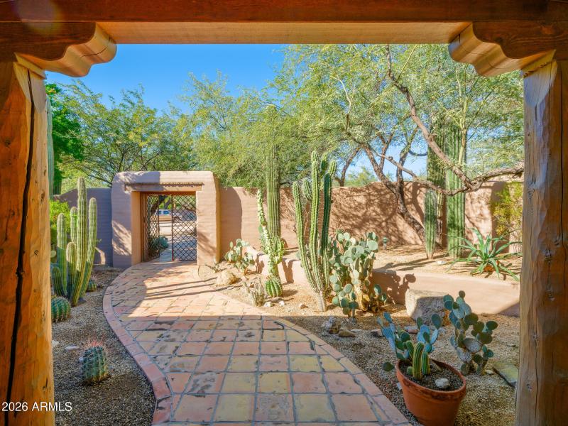 Listings_5507_N_PaloCristiRd_Images-43