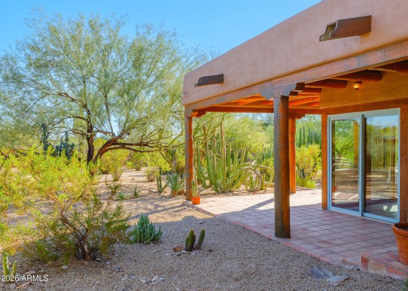 Listings_5507_N_PaloCristiRd_Images-10