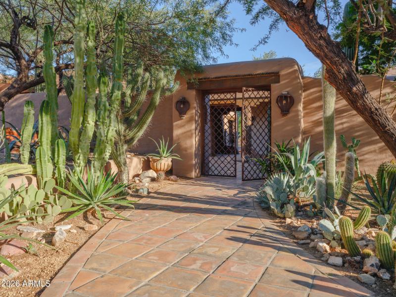 Listings_5507_N_PaloCristiRd_Images-1