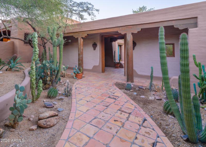 Listings_5507_N_PaloCristiRd_Images-2