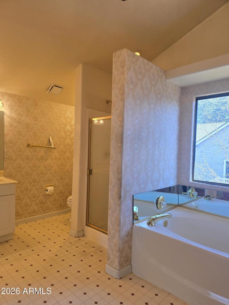 Upstairs Master Bathroom (1)