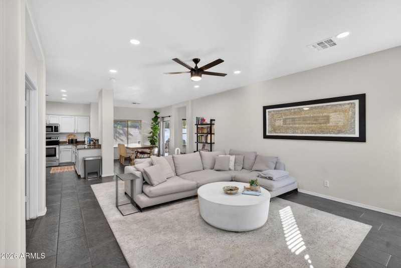 10-web-or-mls-13-E Washington Ct