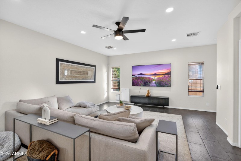 12-web-or-mls-10-E Washington Ct