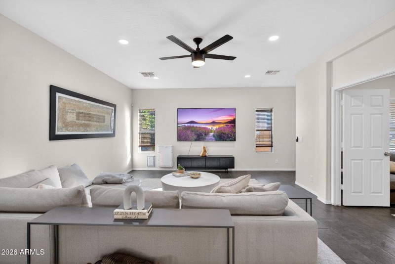 13-web-or-mls-11-E Washington Ct