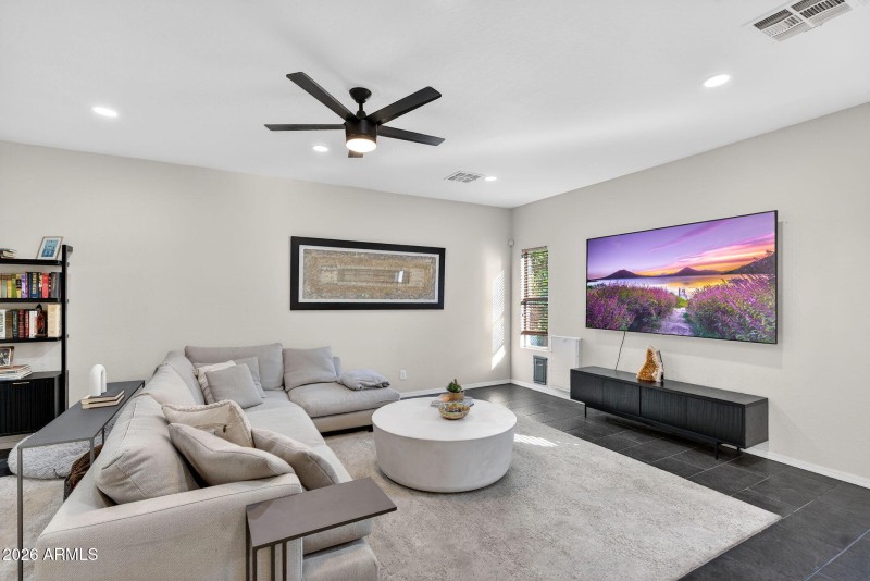 14-web-or-mls-17-E Washington Ct