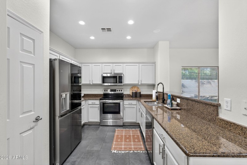 15-web-or-mls-18-E Washington Ct