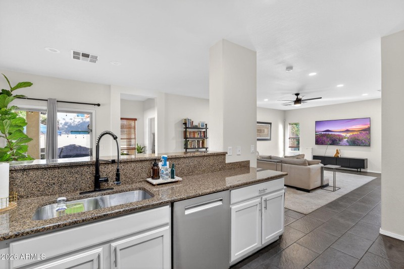 18-web-or-mls-21-E Washington Ct