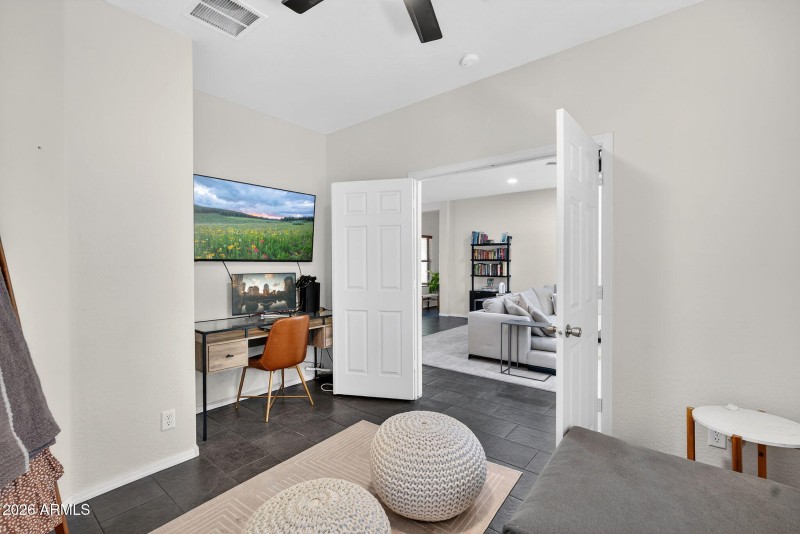 24-web-or-mls-16-E Washington Ct